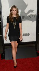Stana Katic carries the Jill Milan Holland Park Clutch to HBO "Game Of Thrones" season 3 premiere in Hollywood, March 18, 2013. (Photo: Jason Merritt, Getty Images)